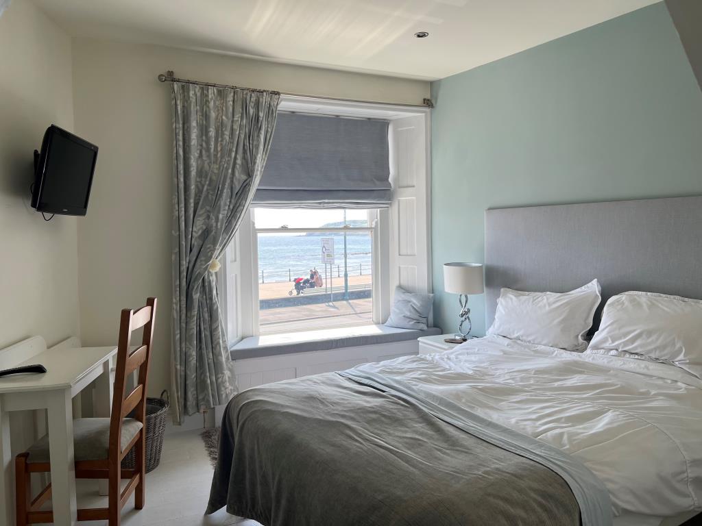 Lot: 144 - COMMERCIAL PROPERTY WITH THREE SELF-CONTAINED LETTING UNITS ENJOYING SEA VIEWS - Zelah - first floor apartment bedroom with sea views